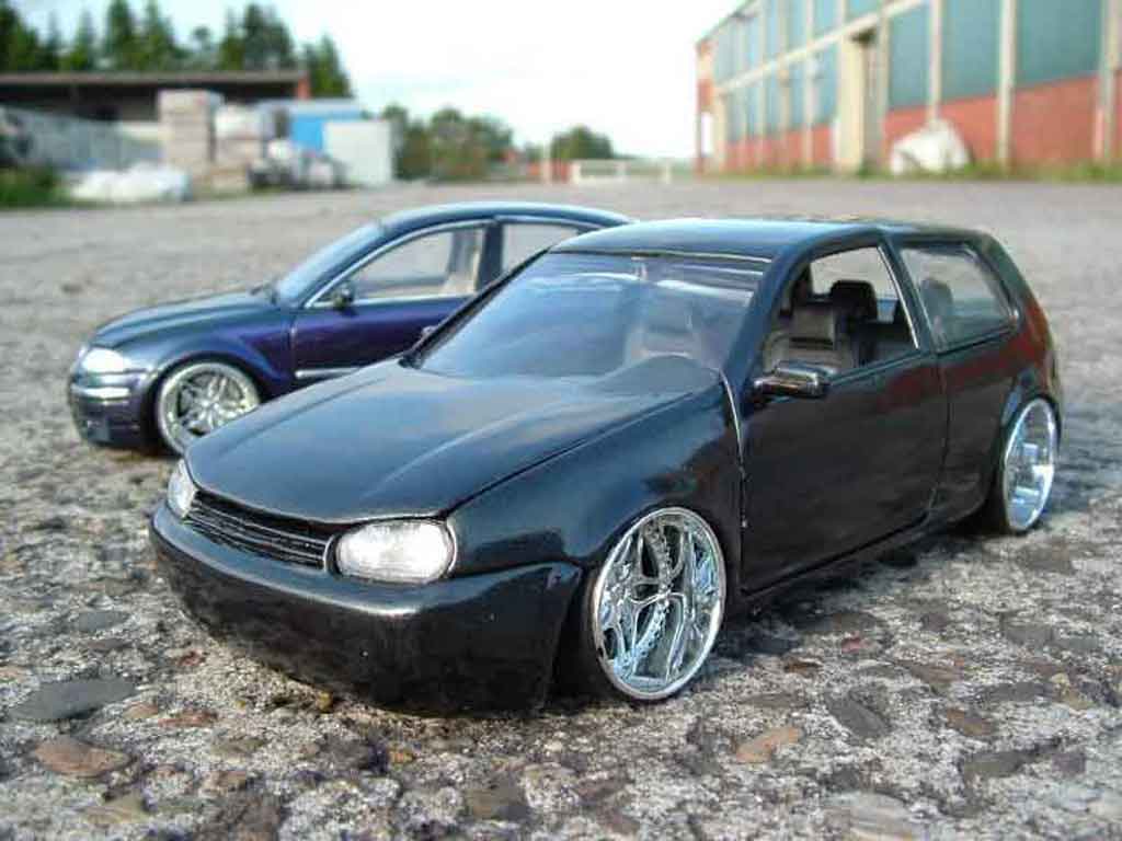 Volkswagen Golf 4 GTI 1/18 Revell 4 GTI zwart jantes chromees modelauto