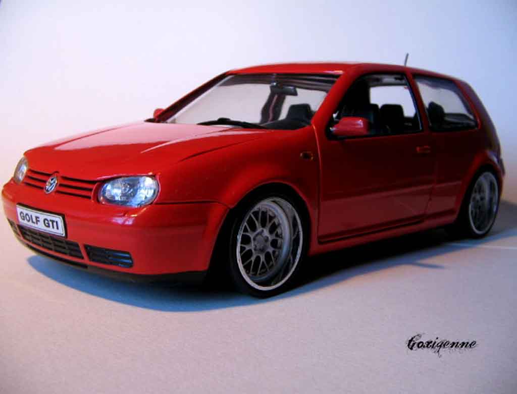 Volkswagen Golf GTI rood jantes bords larges 1/18 Revell