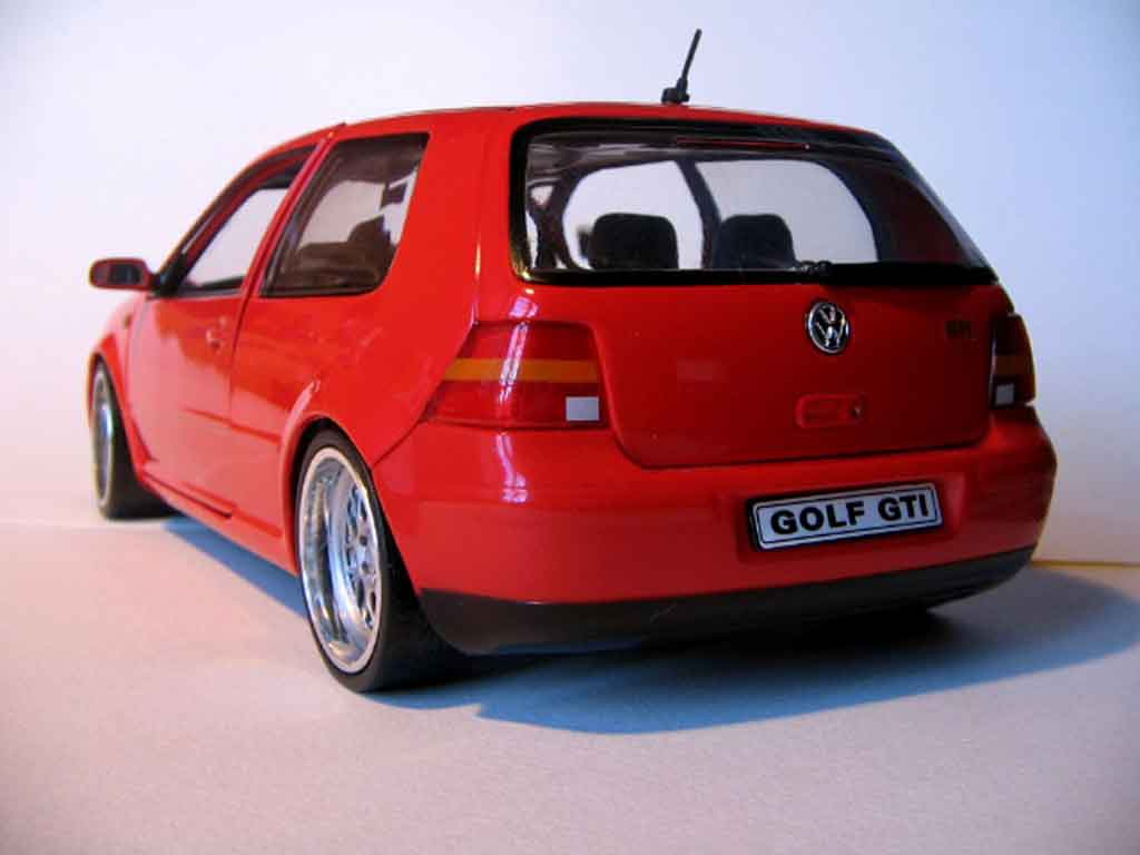Volkswagen Golf GTI rood jantes bords larges 1/18 Revell