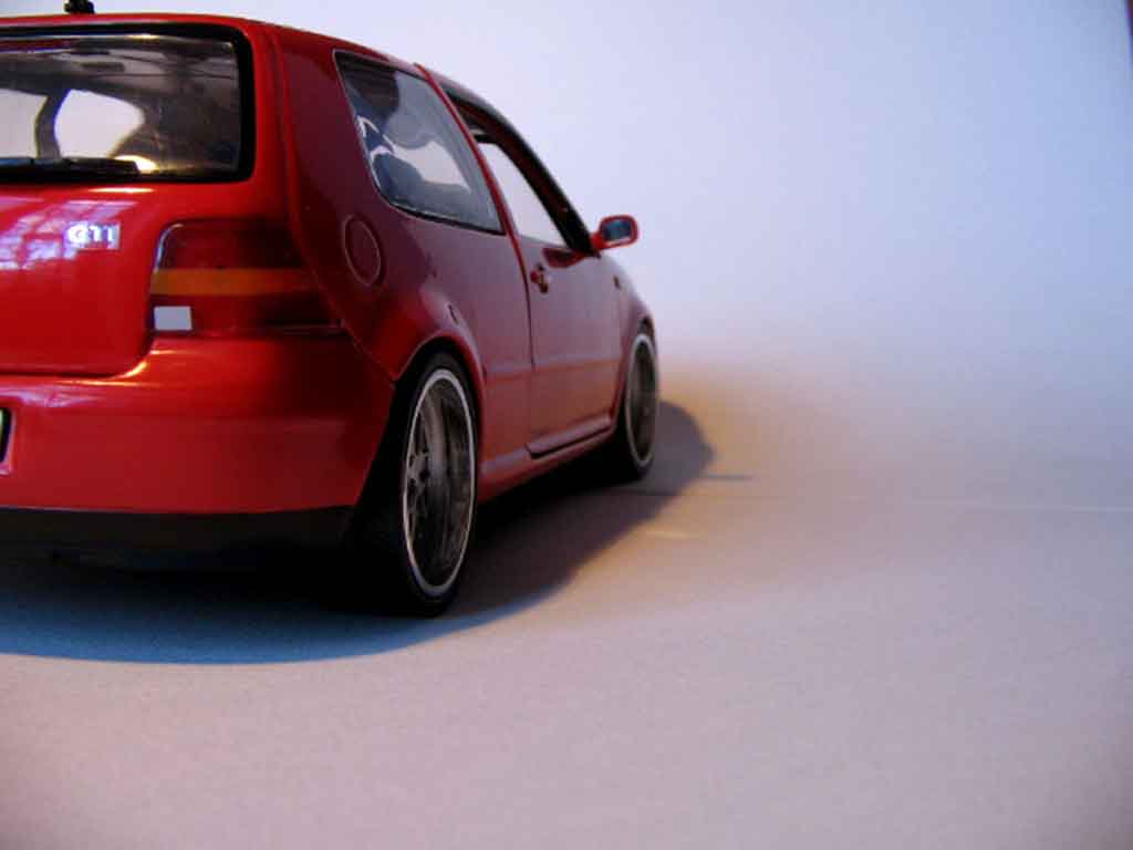 Volkswagen Golf GTI rood jantes bords larges 1/18 Revell