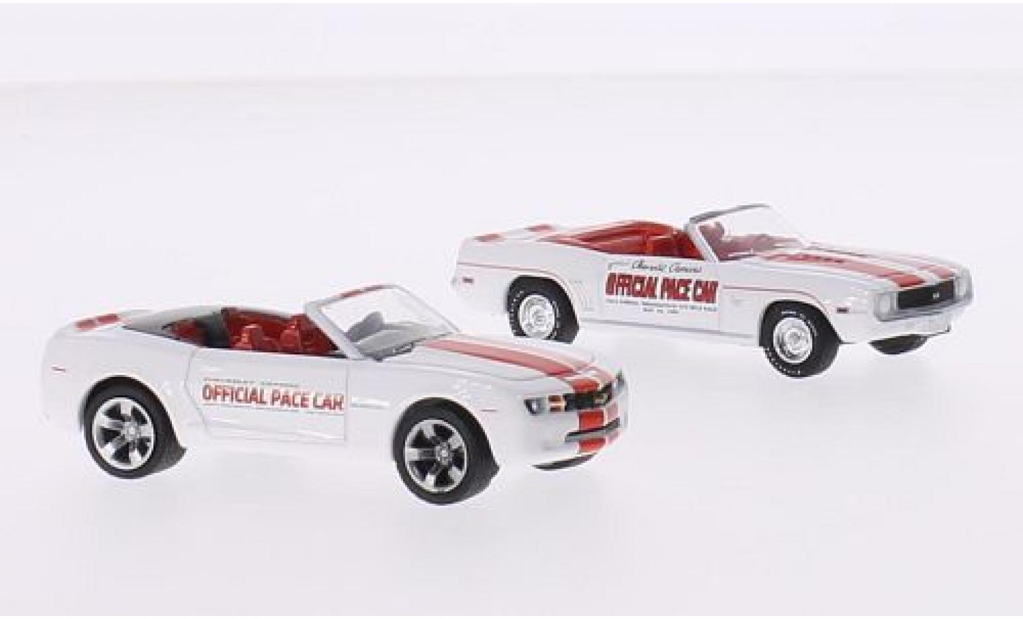 Chevrolet Camaro 1/64 Greenlight 2er-Set: Indianapolis 500 Pace Cars wit/rood 1969 Cabriolet & 2011 Cabriolet modelauto