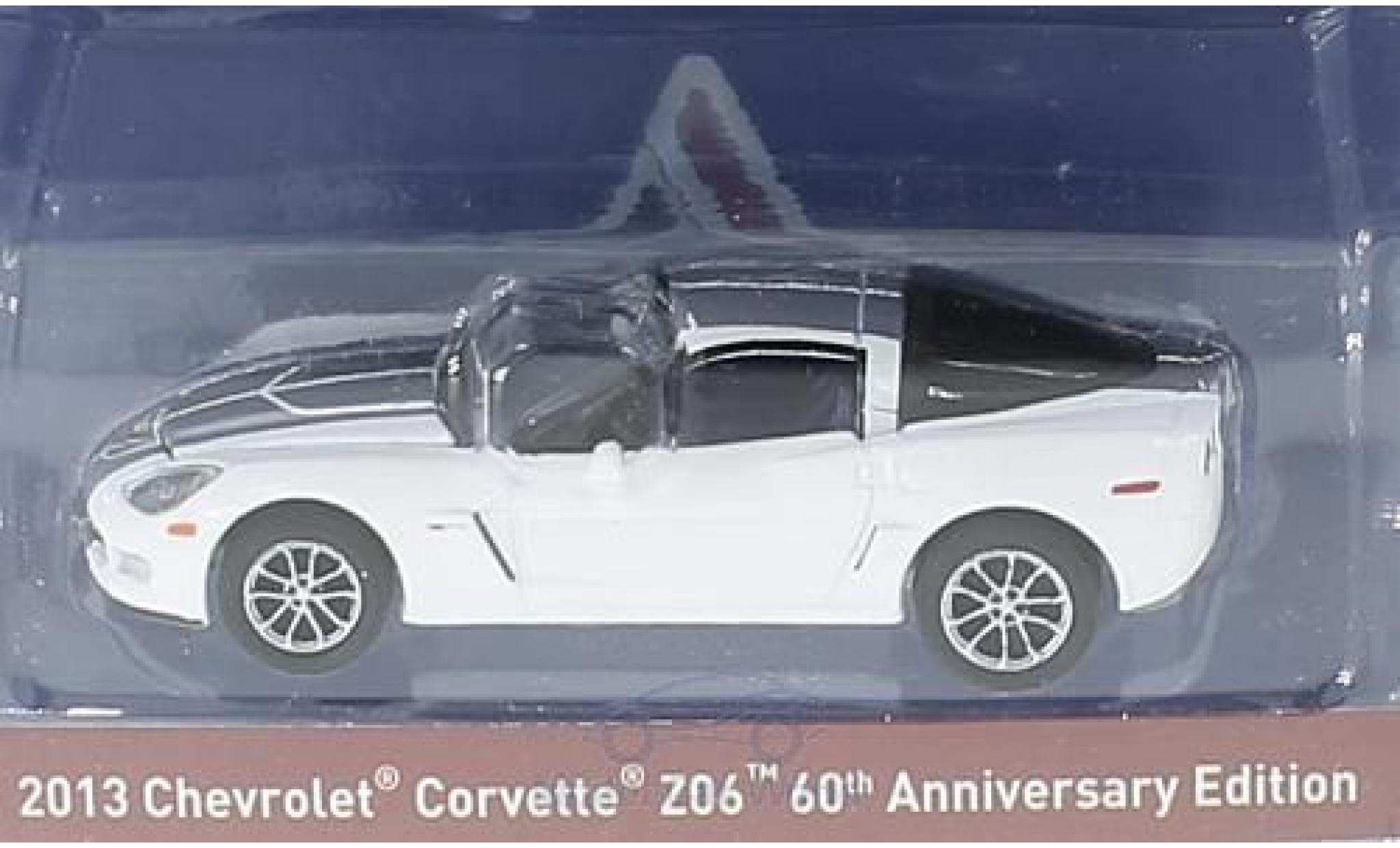 Chevrolet Corvette C6 1/64 Greenlight Z06 wit/grijs 2013 60th Anniversary Edition modelauto