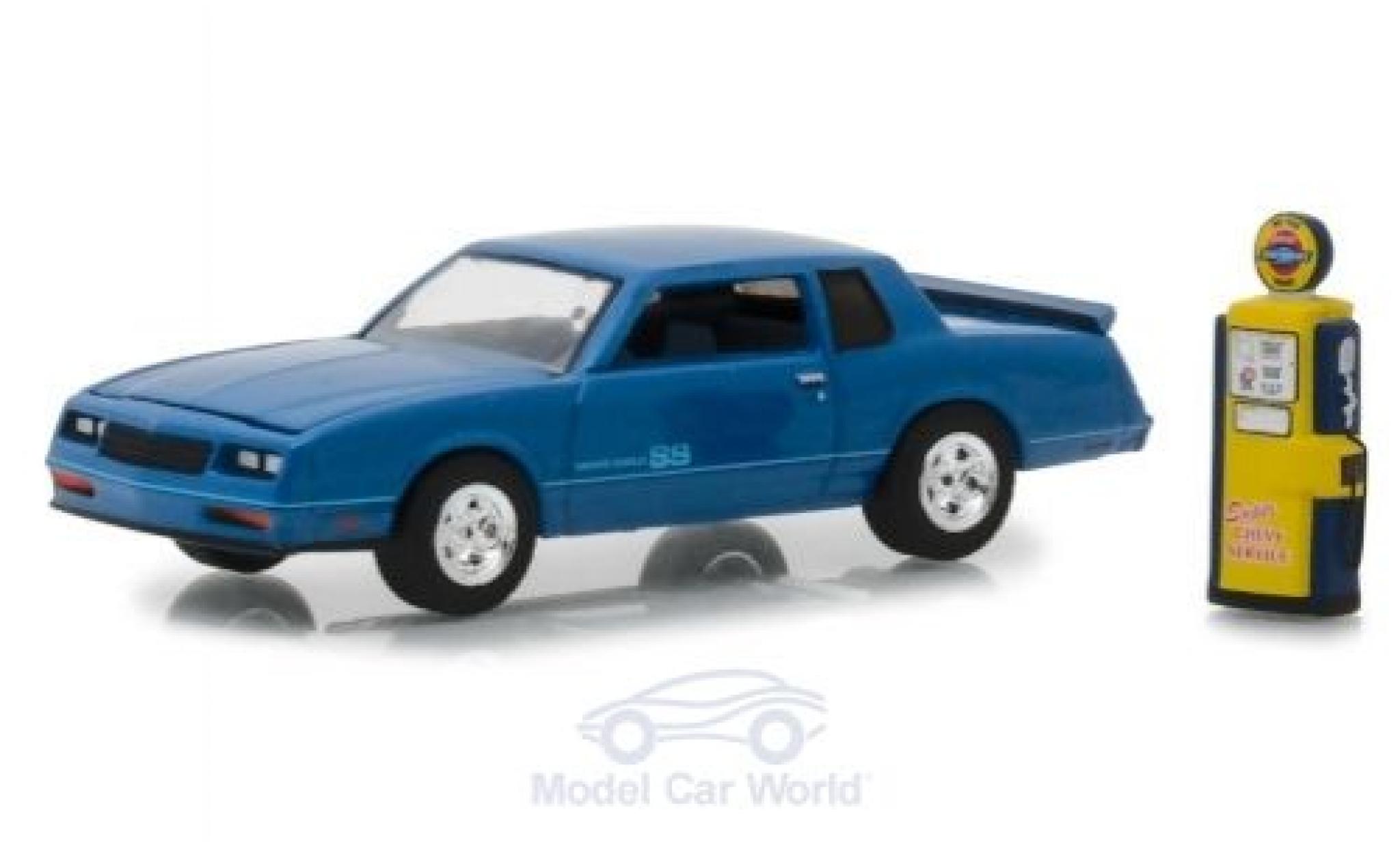 Chevrolet Monte Carlo 1/64 Greenlight SS metallic blauw 1984 mit Zapfs&auml;ule modelauto