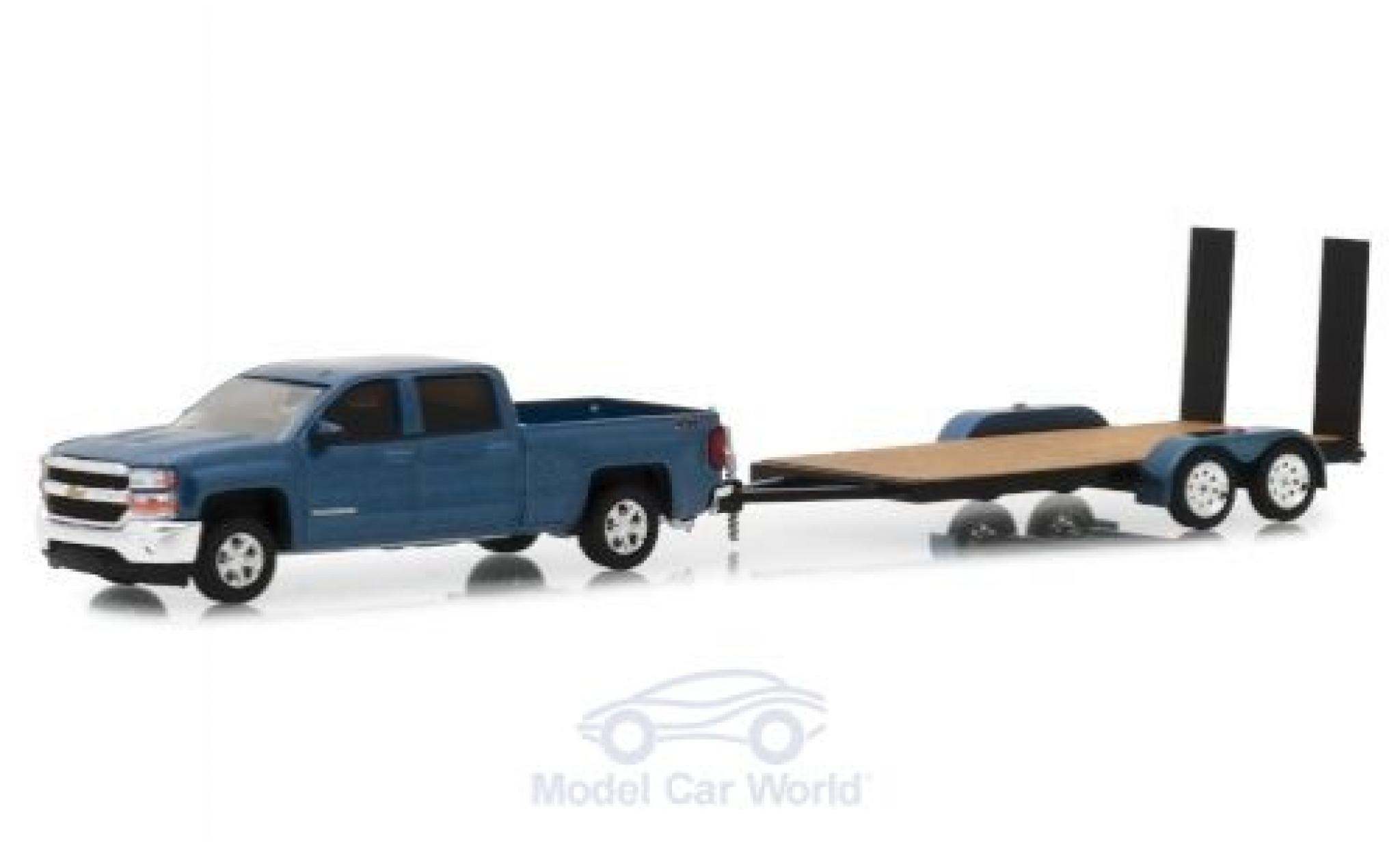 Chevrolet Silverado 1/64 Greenlight metallic blauw 2018 mit Transportanh&auml;nger modelauto