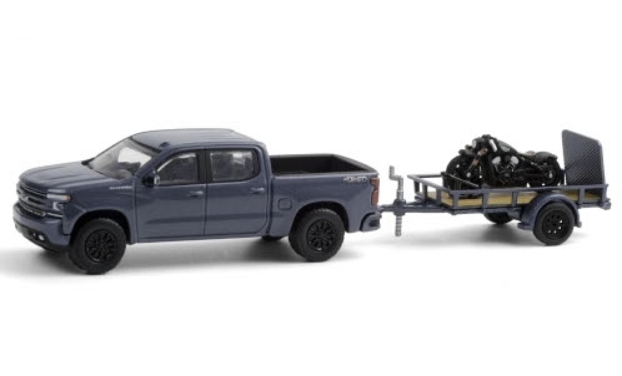 Chevrolet Silverado 1/64 Greenlight metallic blauw 2020 avec Indian Scout Bobber remorque d&acute;une axe et Auffahrrampe modelauto