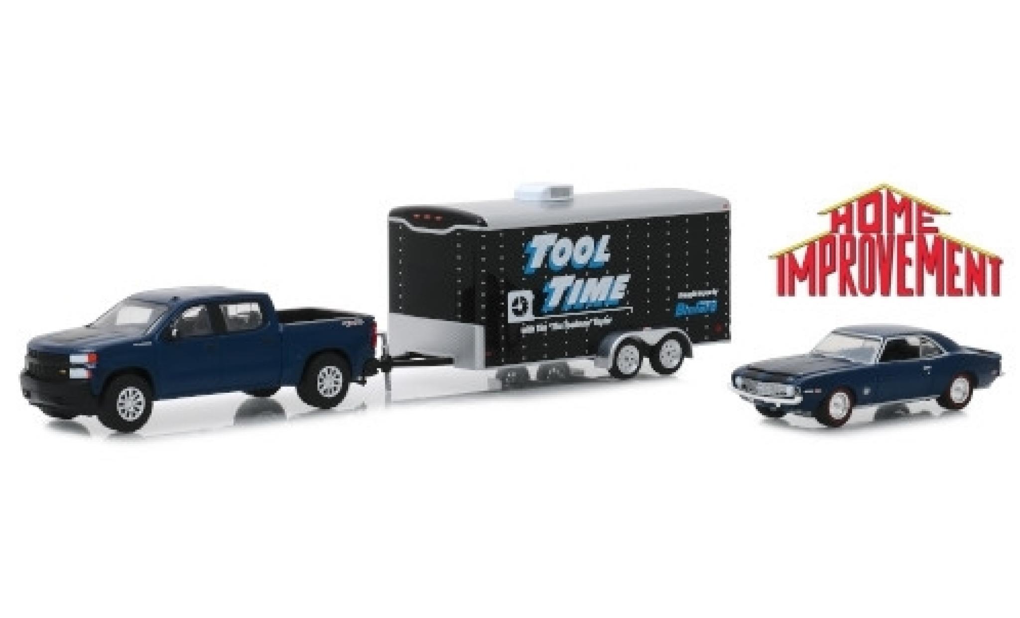 Chevrolet Silverado 1/64 Greenlight Tool Time 2019 mit 1969 Camaro SS und Zweiachskofferanh&auml;nger modelauto