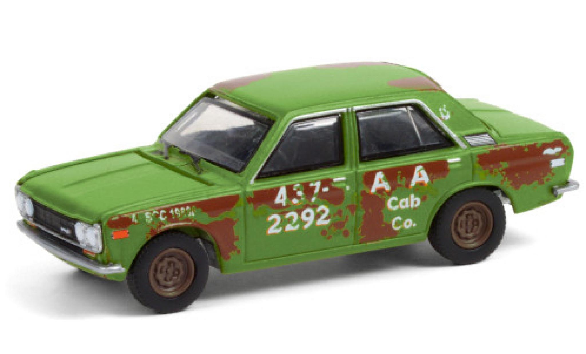 Datsun 510 1/64 Greenlight A&A Cab Co. 1970 4-Door Sedan avec traces de vieilissement modelauto