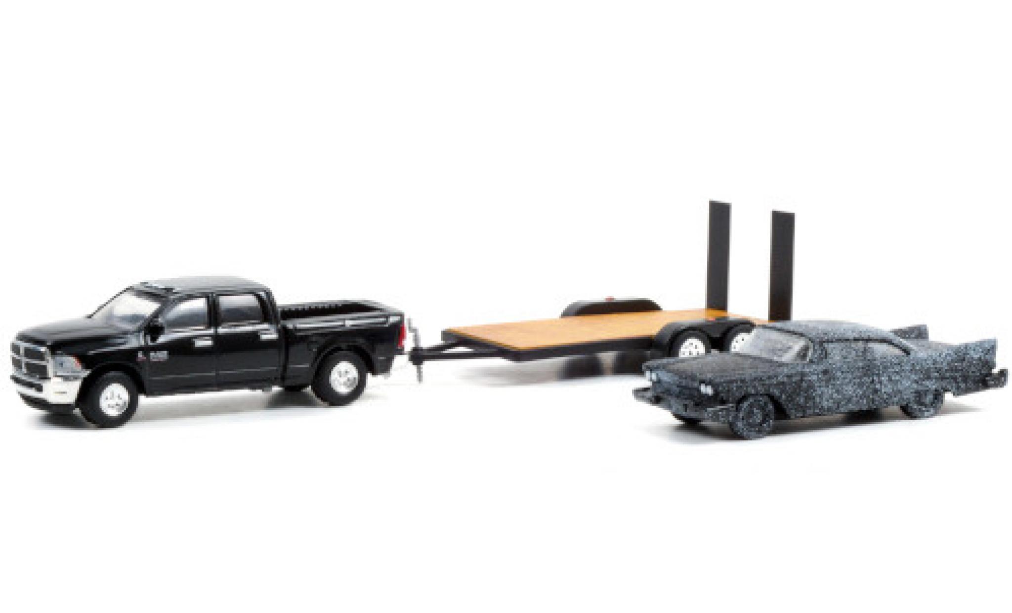 Dodge RAM 1/64 Greenlight 2500 matt-zwart 2018 mit 1958 Plymouth Fury brandbesch&auml;digt und Zweiachsautotransporter mit Auffharrampen Christine modelauto