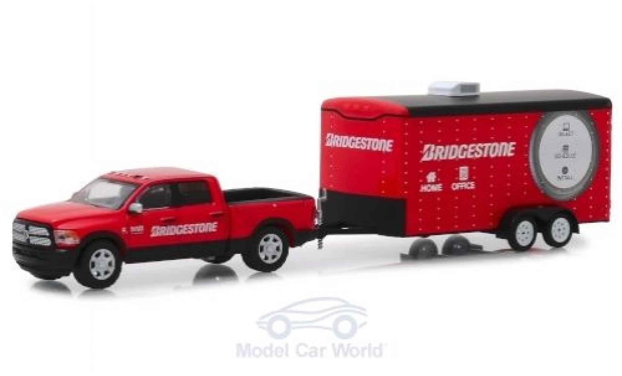 Dodge RAM 1/64 Greenlight Ram rood Bridgestone 2017 mit Anh&auml;nger modelauto