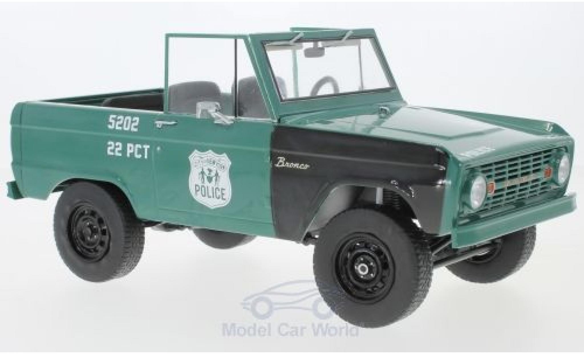 Ford Bronco 1/18 Greenlight Politie Pursuit groen/wit NYPD - New York Politie Department 1967 modelauto