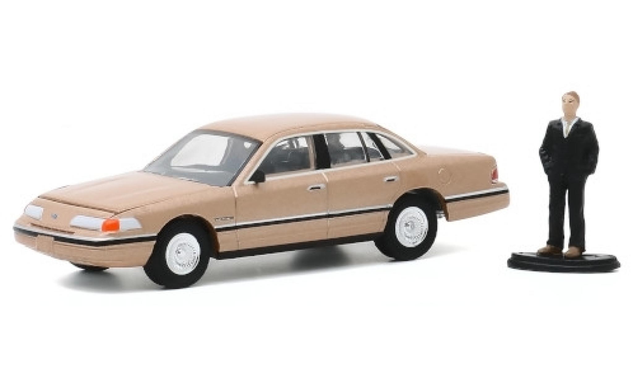 Ford Crown 1/64 Greenlight Victoria LX metallic beige 1992 avec figurine modelauto