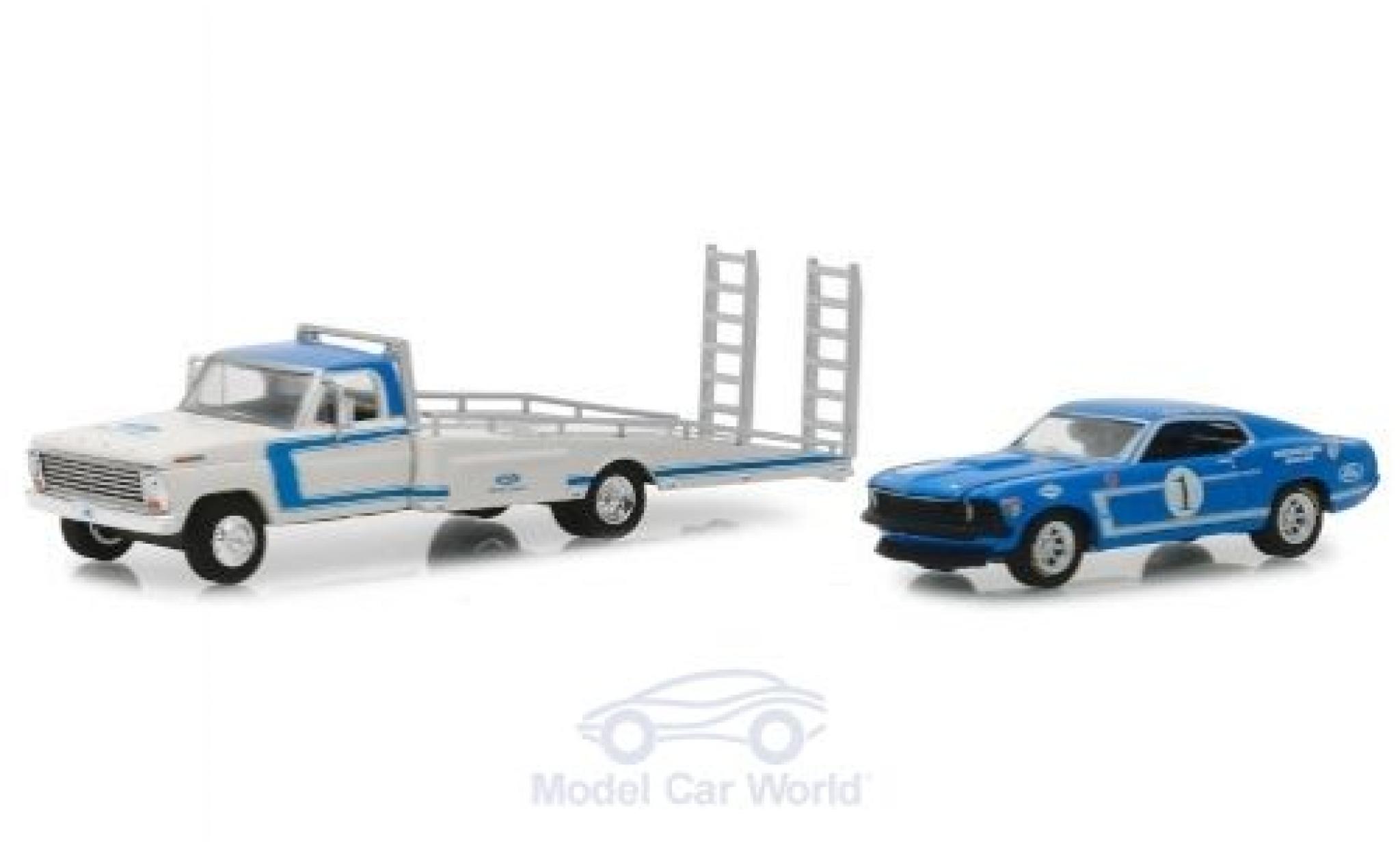 Ford F-350 1/64 Greenlight Ramp Truck blauw/wit 1969 mit 1969 Mustang Boss modelauto