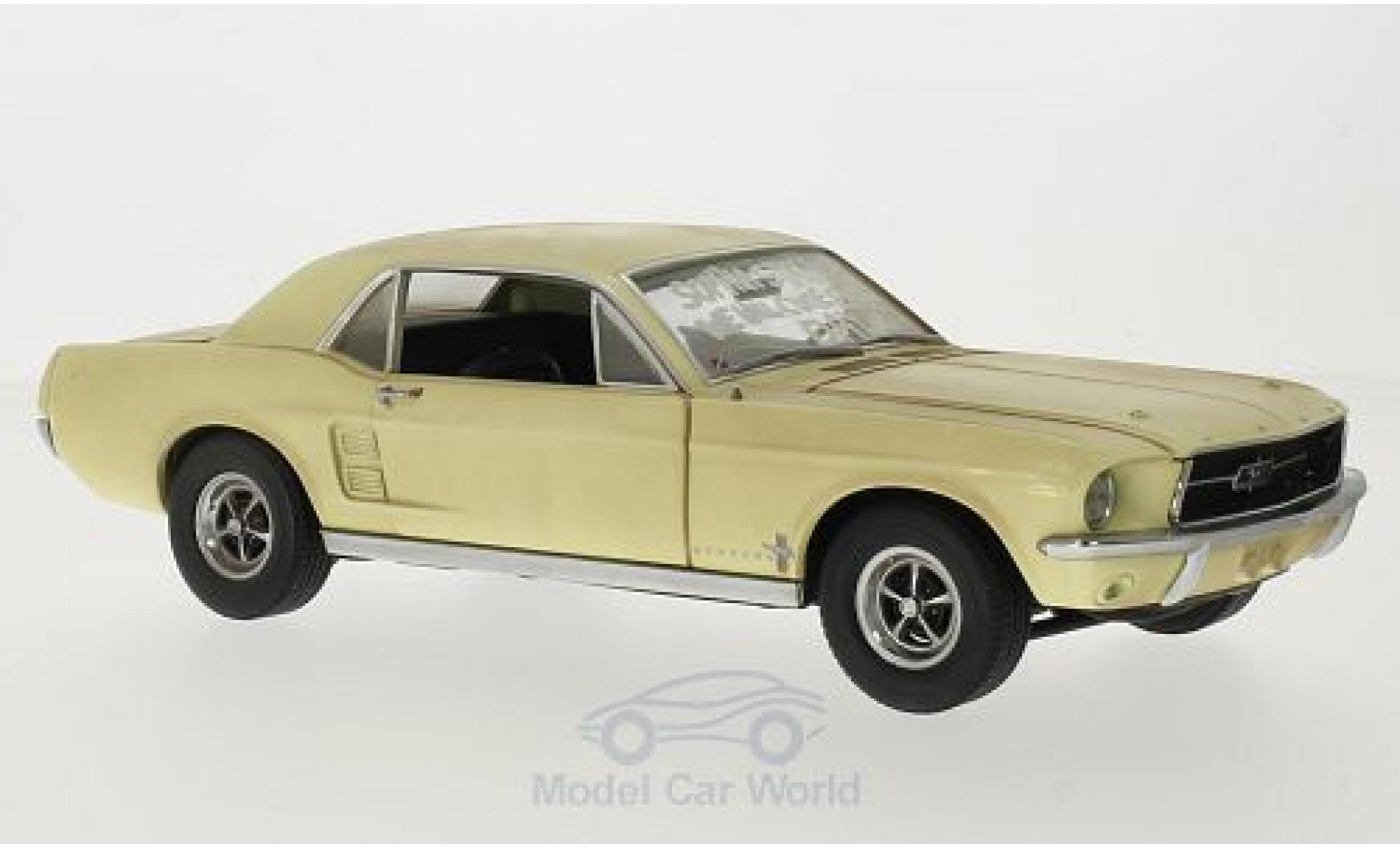 Ford Mustang 1967 1/18 Greenlight Coupe beige/Dekor The Walking Dead 1967 inklusive Accessoires modelauto