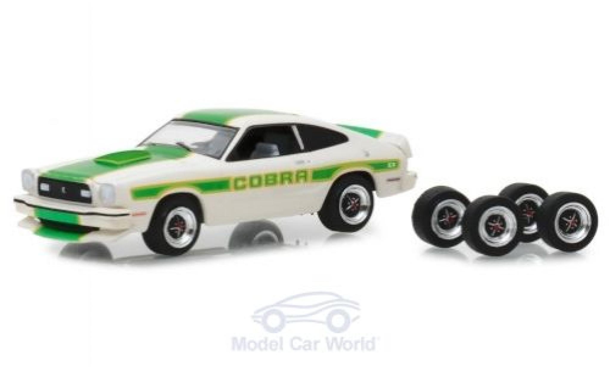 Ford Mustang 1/64 Greenlight II Cobra II wit/Dekor 1978 mit Ersatzr&auml;der modelauto