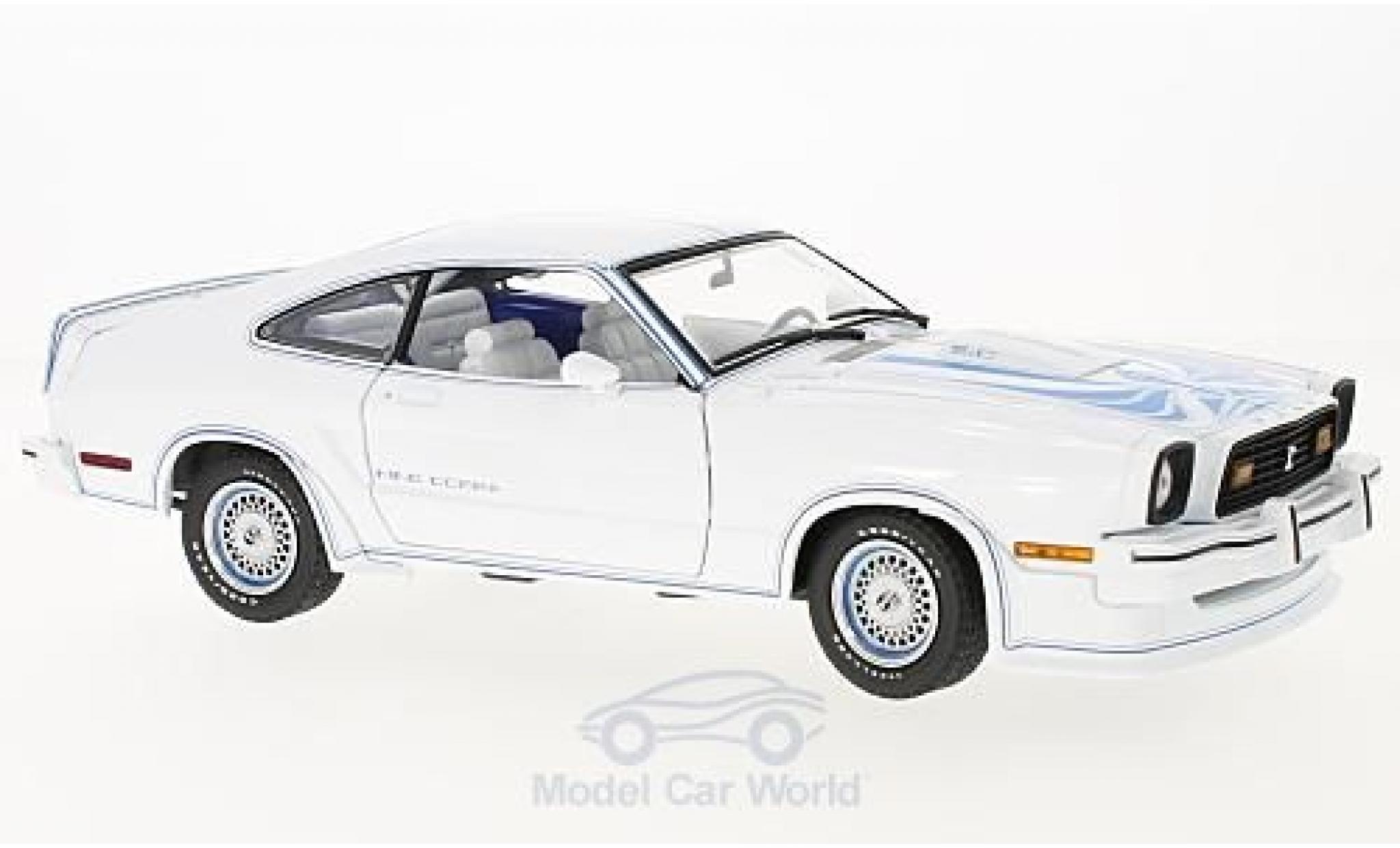 Ford Mustang 1/18 Greenlight II wit/blauw Film King Cobra 1978 modelauto
