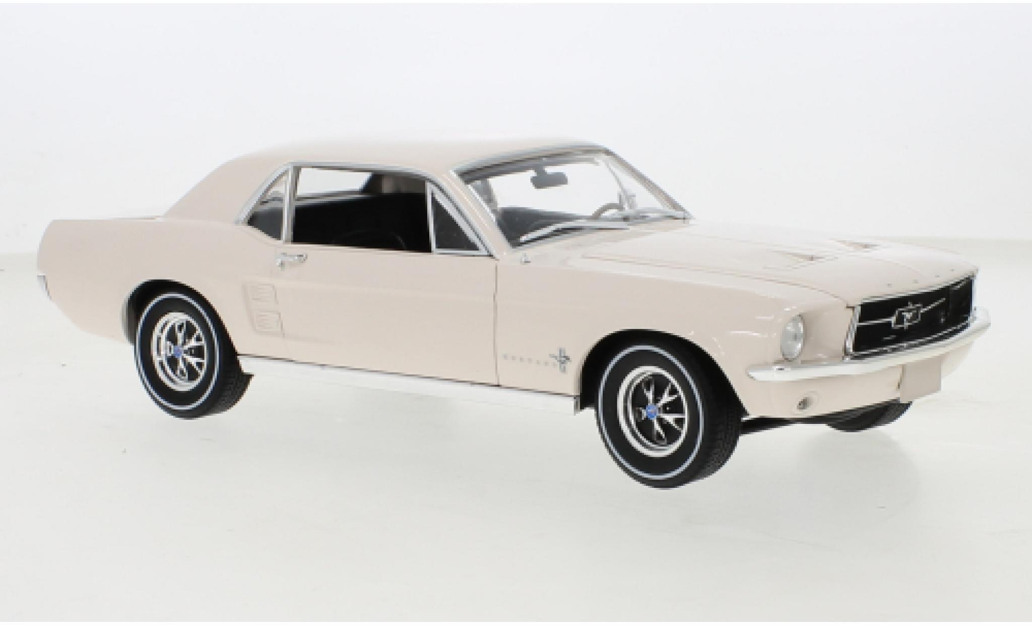 Ford Mustang 1/18 Greenlight beige 1967 modelauto