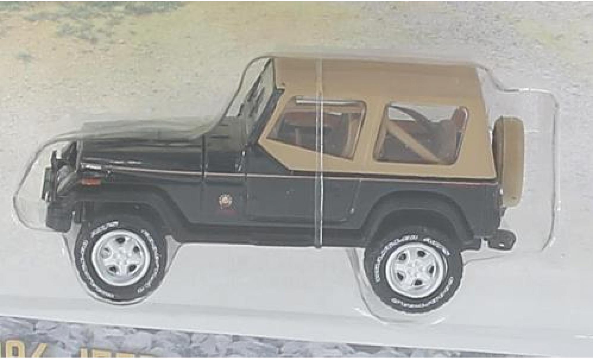 Jeep Wrangler 1/64 Greenlight Sahara zwart/bruin 1994 modelauto