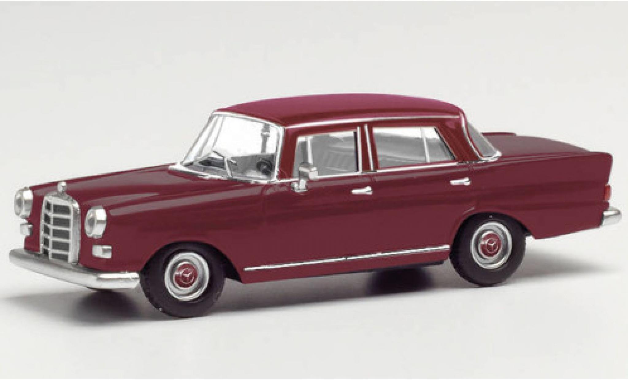 Mercedes 200 1/87 Herpa (W110) rood fonc&eacute; modelauto