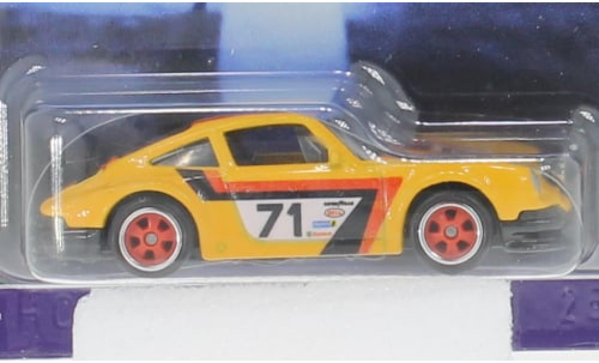 Porsche 911 1/64 Hot Wheels Premium geel 1971 1:64 modelauto