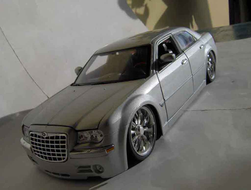 Chrysler 300C tuning dub grijs 1/18 Maisto