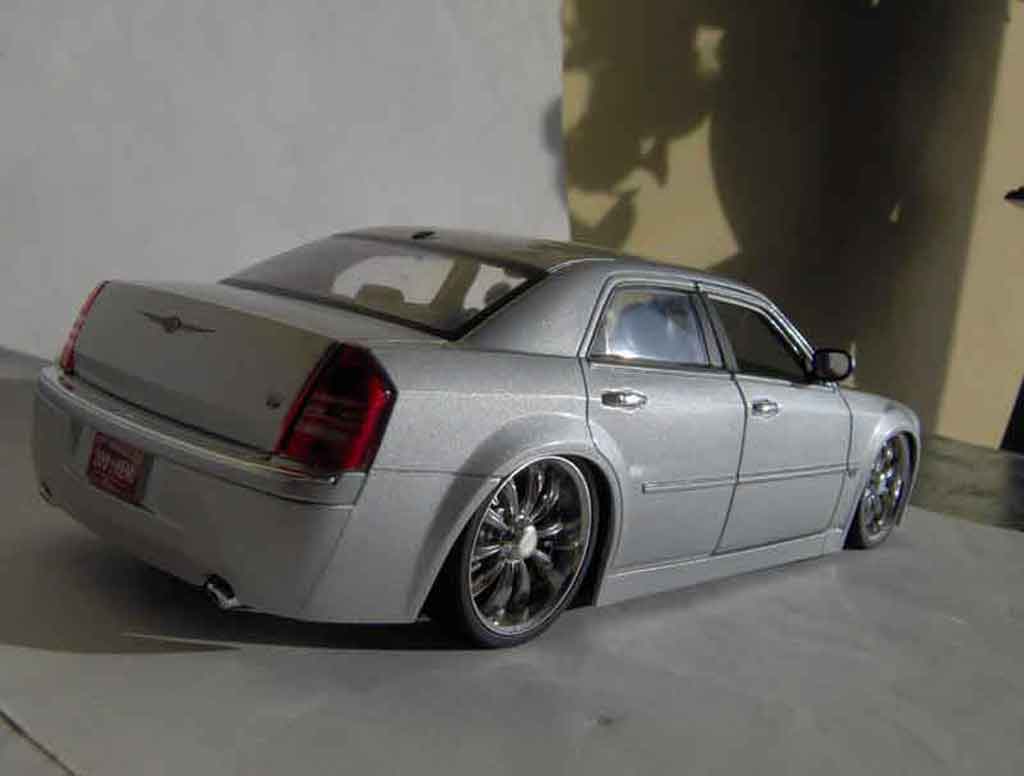 Chrysler 300C tuning dub grijs 1/18 Maisto
