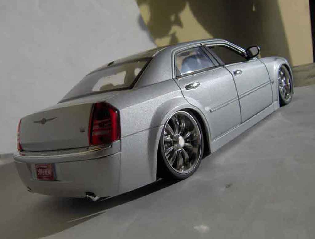 Chrysler 300C tuning dub grijs 1/18 Maisto