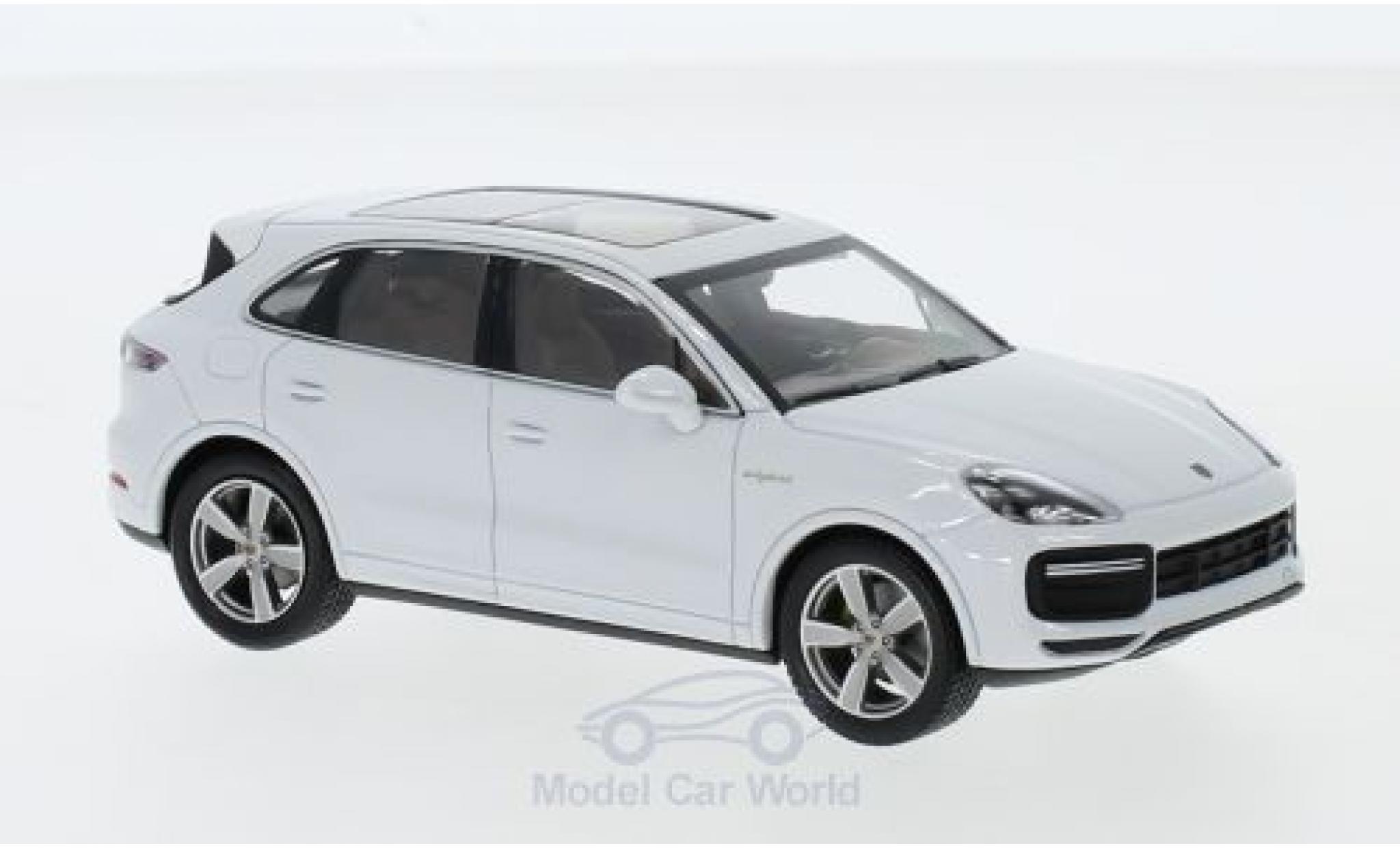 Porsche Cayenne Turbo S 1/43 Minichamps Turbo S e-hybrid wit 2019 modelauto