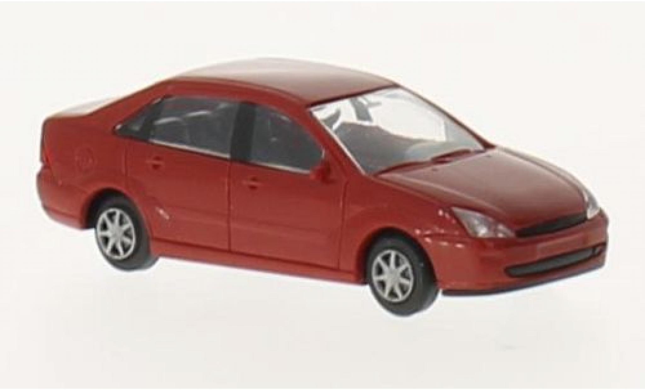 Ford Focus 1/87 Rietze Stufenheck rood sans Vitrine modelauto