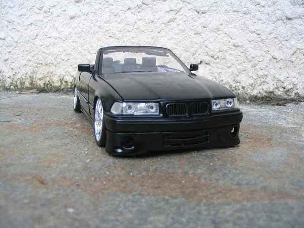Bmw 325 Cabriolet E36 zwart jantes chromees 1/18 Maisto