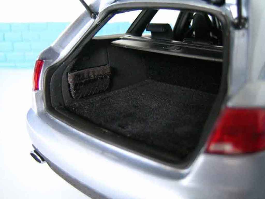 Audi RS4 avant grijs 1/18 Minichamps