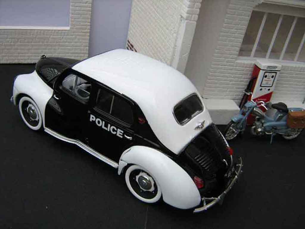 Renault 4CV Base politie / gendarmerie 1/18 Solido