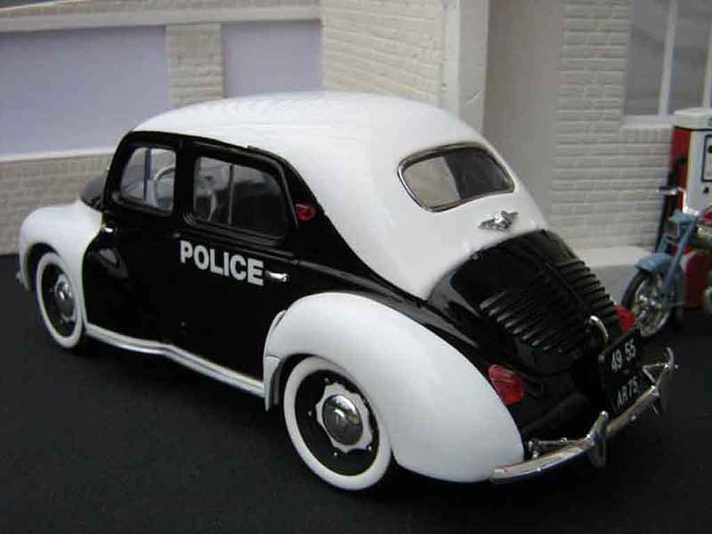 Renault 4CV Base politie / gendarmerie 1/18 Solido