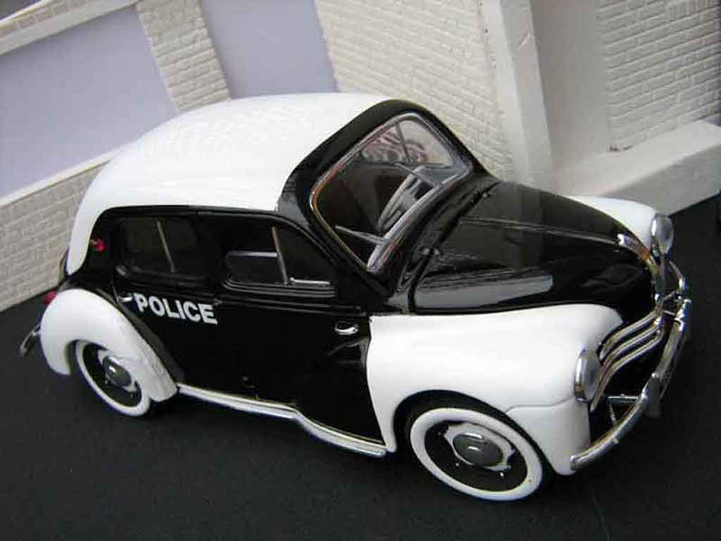 Renault 4CV Base politie / gendarmerie 1/18 Solido