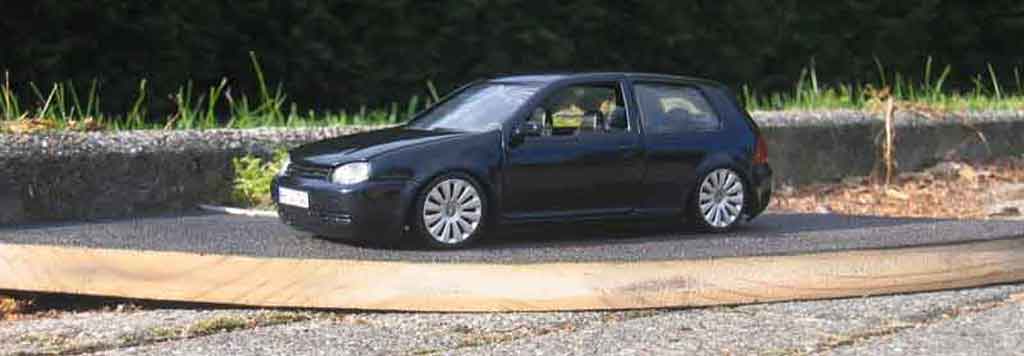 Volkswagen Golf GTI dub 1/18 Revell