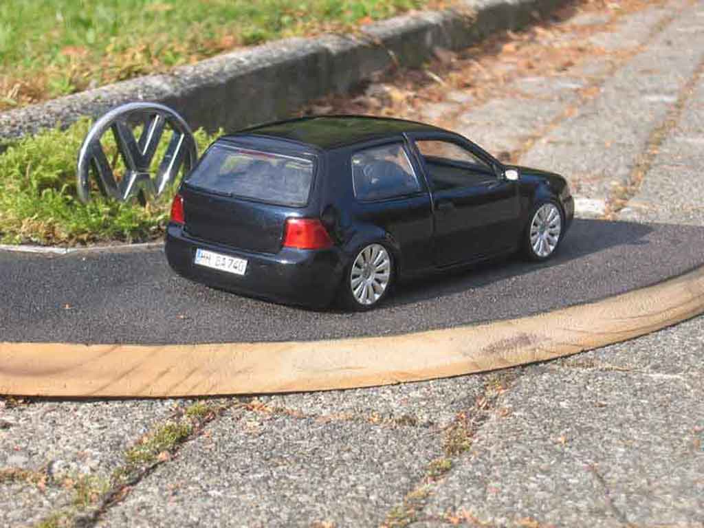 Volkswagen Golf GTI dub 1/18 Revell