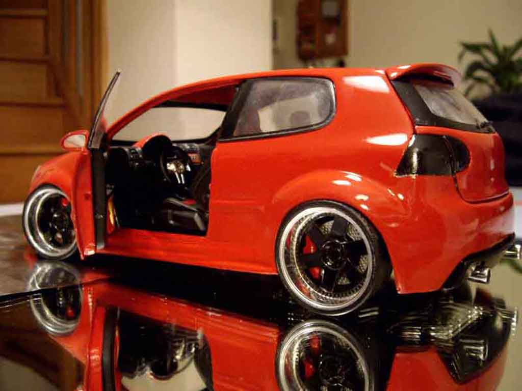 Volkswagen Golf GTI zender rood 1/18 Revell
