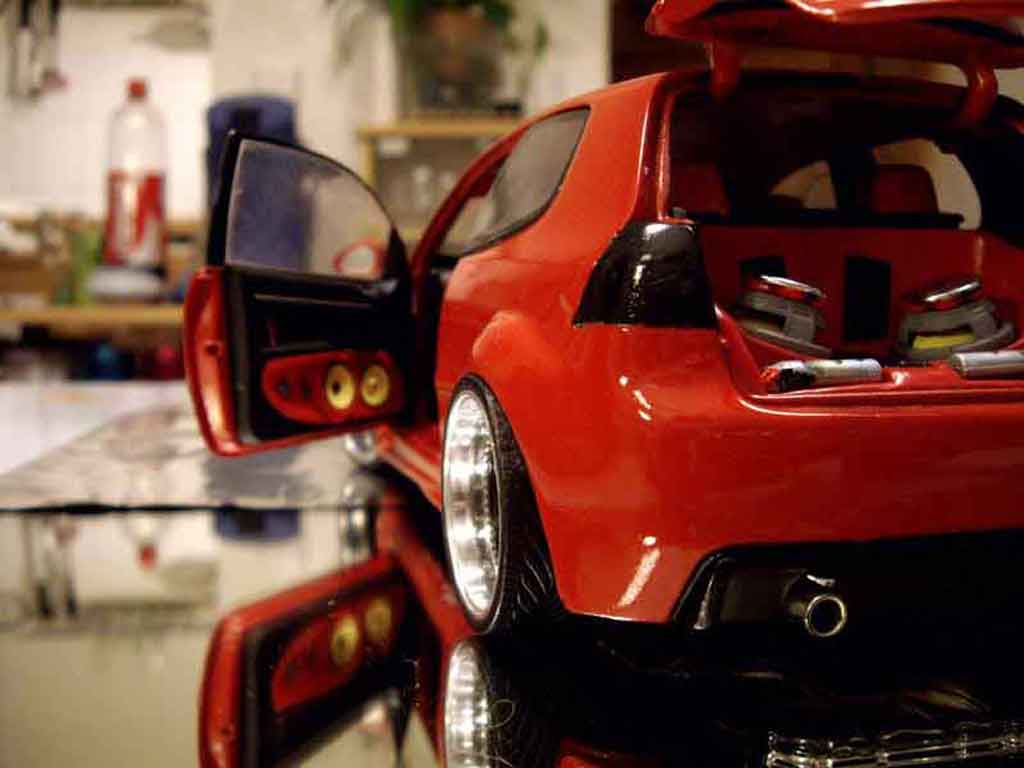 Volkswagen Golf GTI zender rood 1/18 Revell