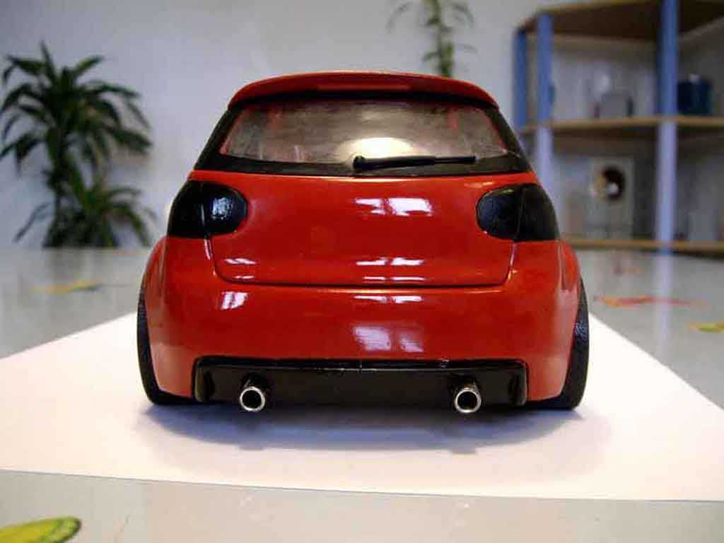 Volkswagen Golf GTI zender rood 1/18 Revell