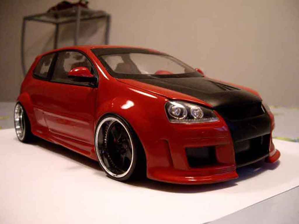 Volkswagen Golf V GTI 1/18 Revell V GTI zender rood modelauto
