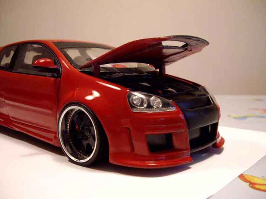 Volkswagen Golf GTI zender rood 1/18 Revell
