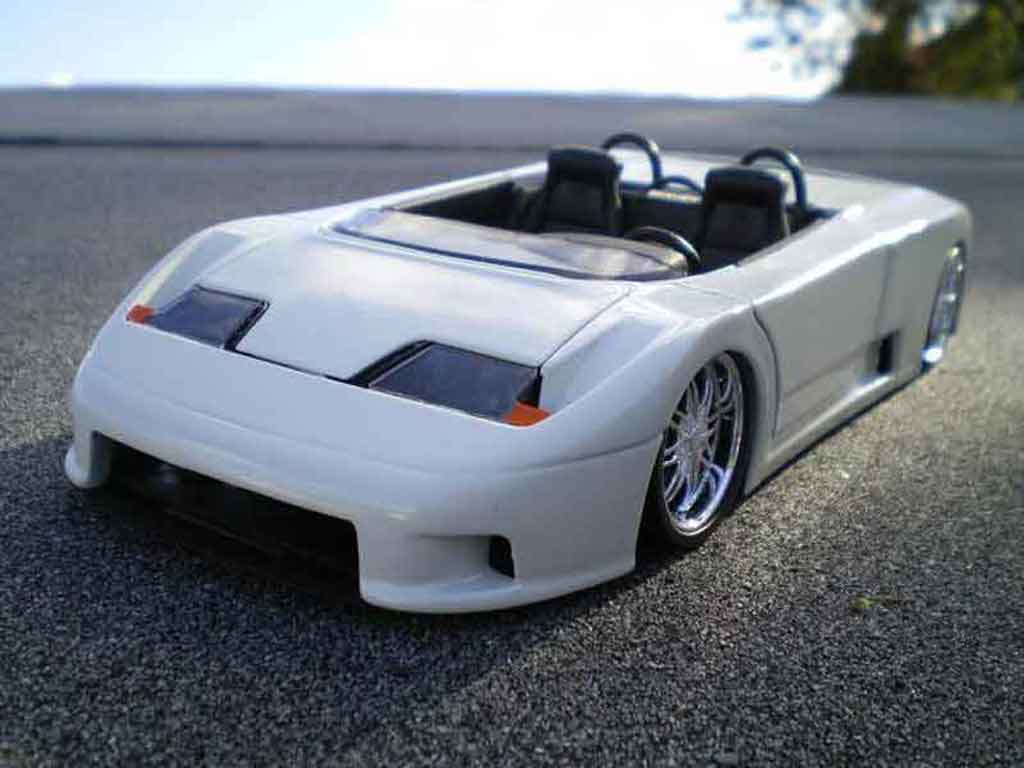 Bugatti EB110 1/18 Burago barquette wit modelauto