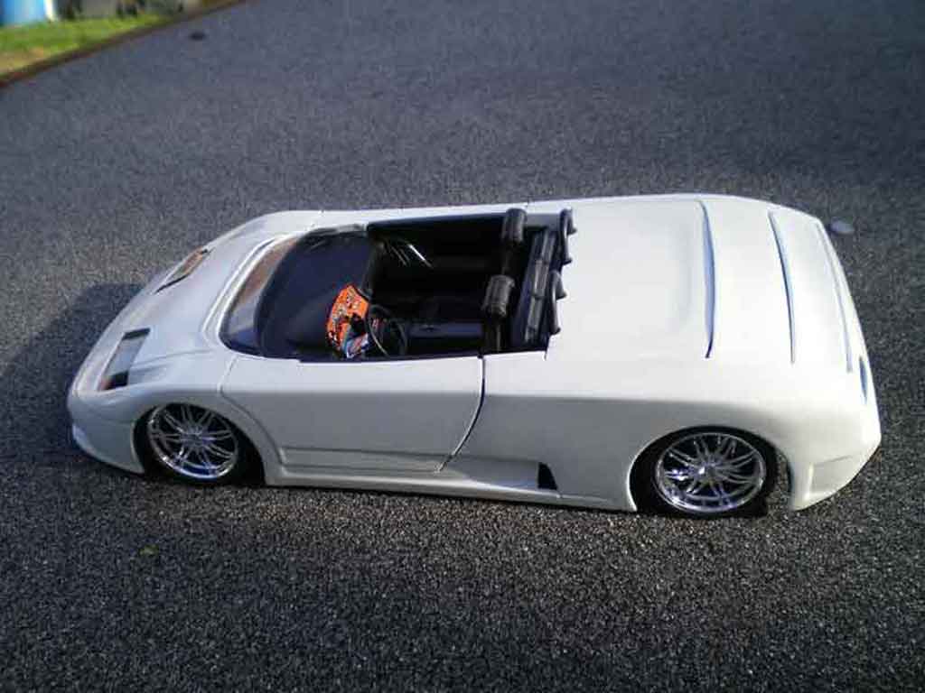 Bugatti EB110 barquette wit 1/18 Burago