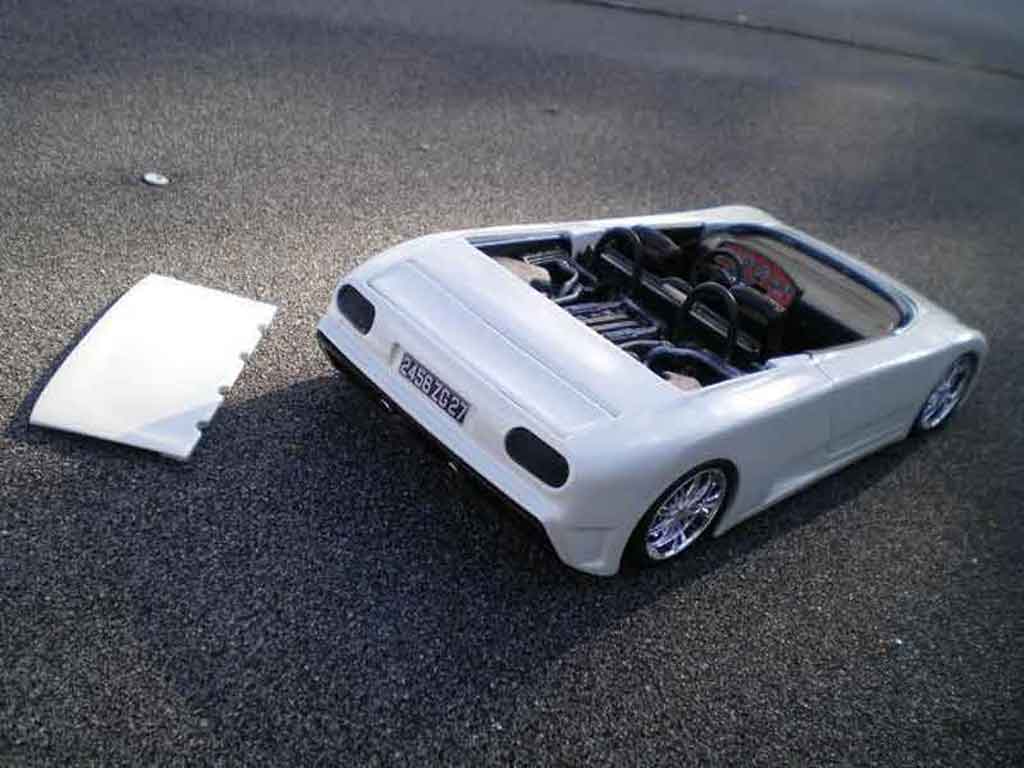 Bugatti EB110 barquette wit 1/18 Burago