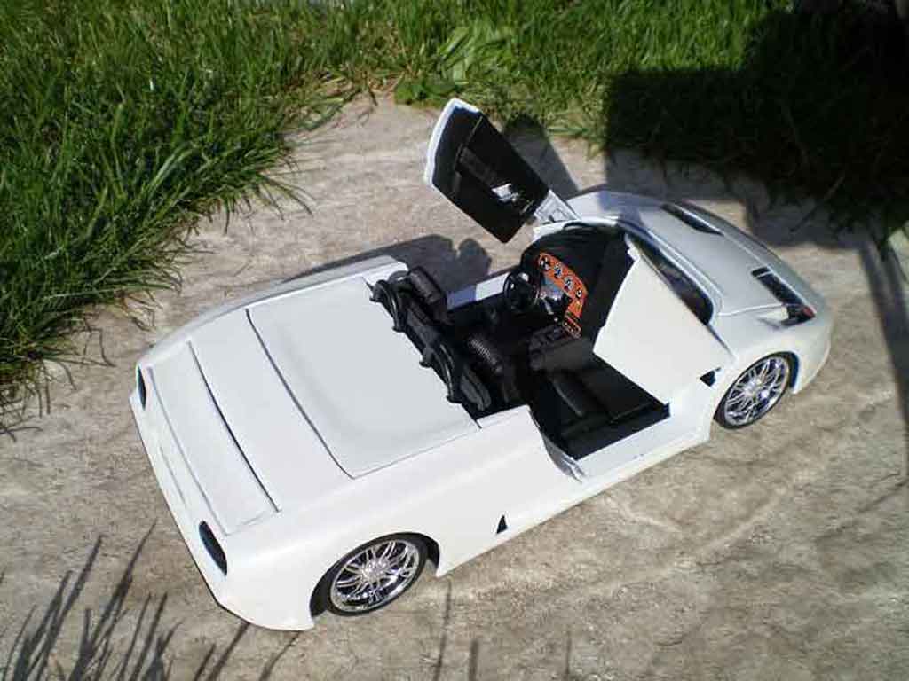 Bugatti EB110 barquette wit 1/18 Burago