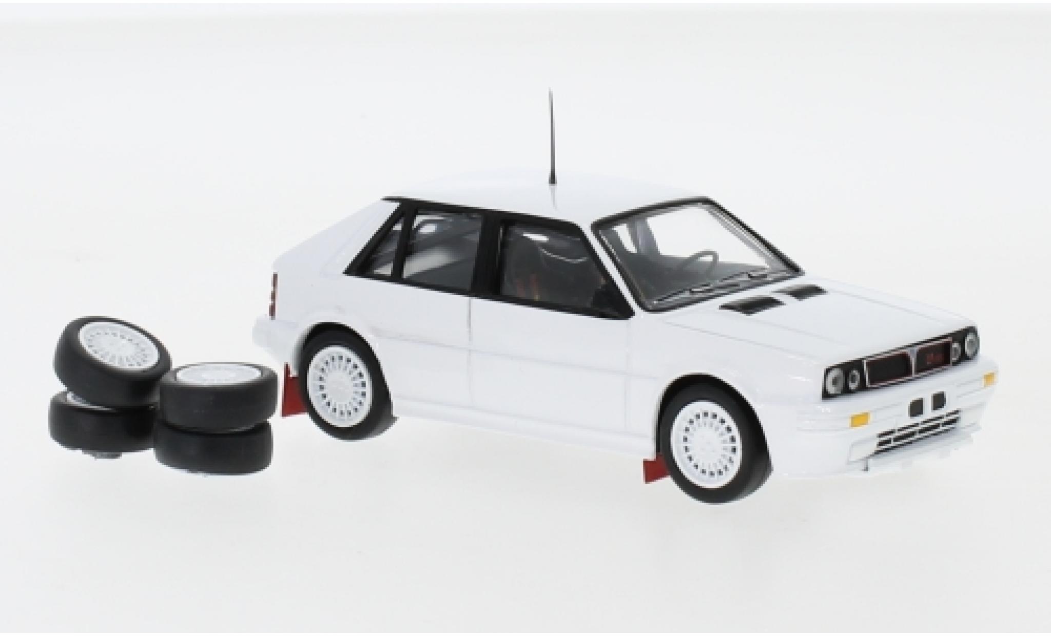Lancia Delta 1/43 IXO HF Integrale 16V wit 1989 Plain Body Version y compris les Zusatzteile modelauto