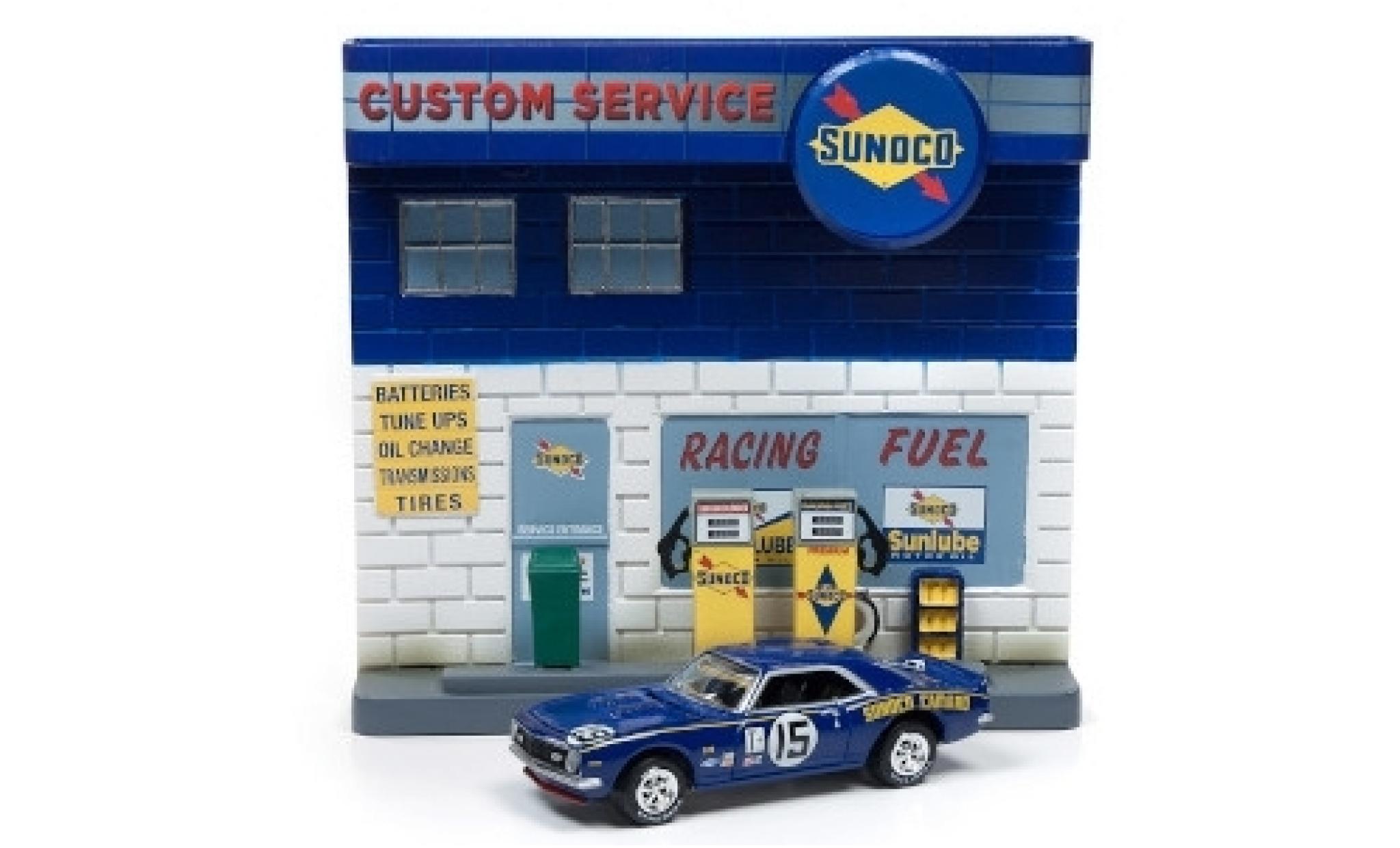 Chevrolet Camaro 1/64 Johnny Lightning Sunoco 1977 Diorama modelauto