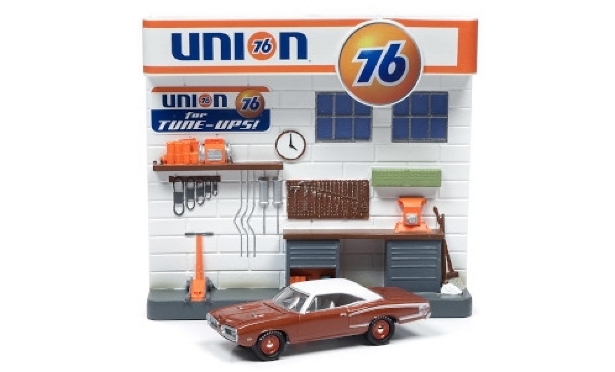 Dodge Coronet 1/64 Johnny Lightning Super Bee metallic bruin/matt-wit 1976 Diorama modelauto