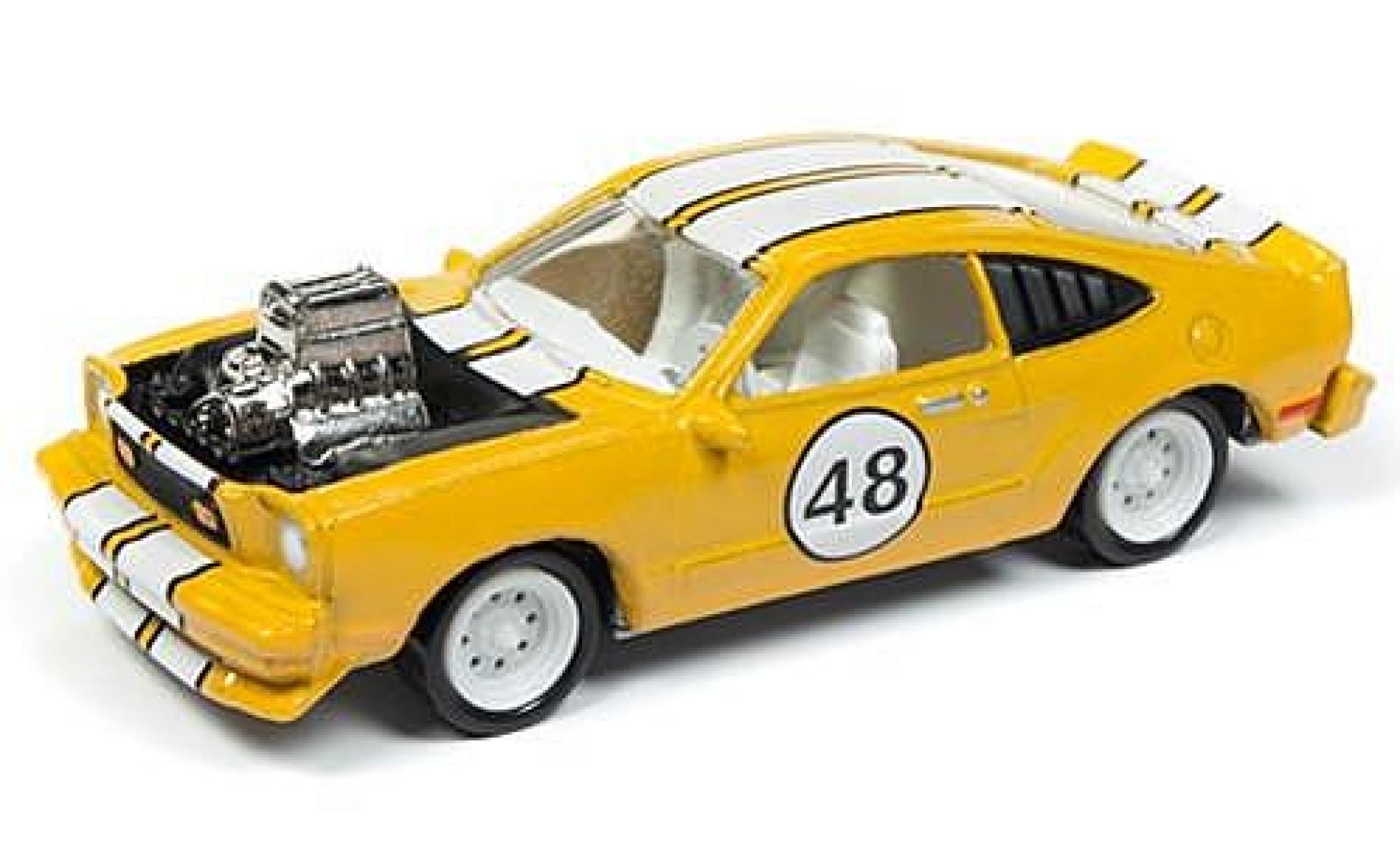 Ford Mustang 1/64 Johnny Lightning II Cobra metallic geel/wit The Spoilers 1976 tuning sans Vitrine modelauto