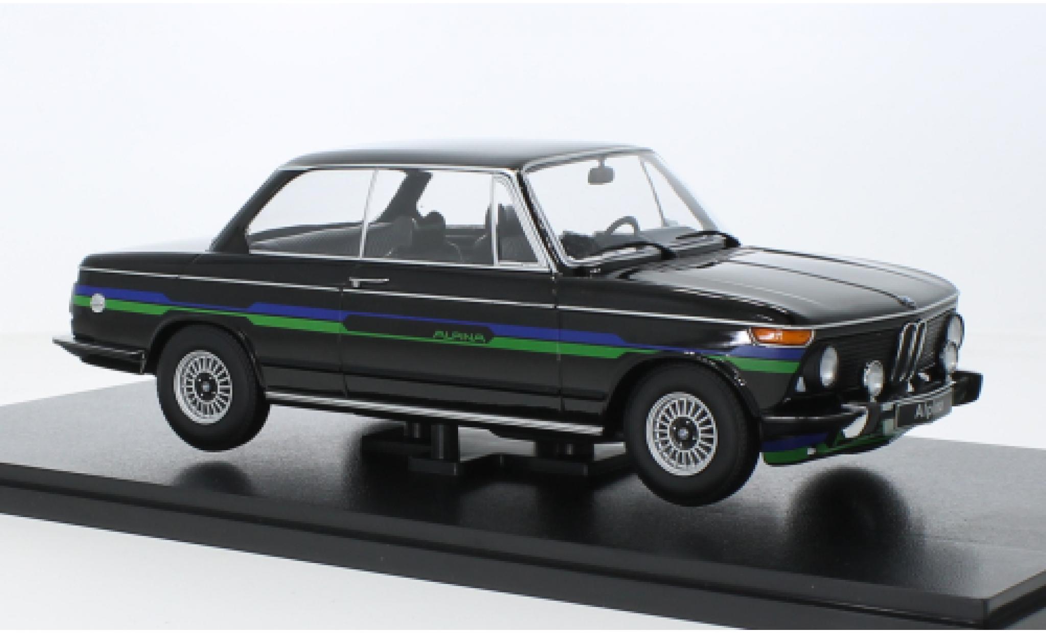 Bmw 2002 1/18 KK Scale Alpina zwart/D&eacute;corer 1974 modelauto