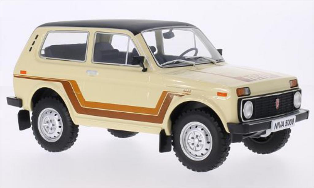 Lada Niva 1/18 MCG 5000 beige/Dekor 1981 modelauto